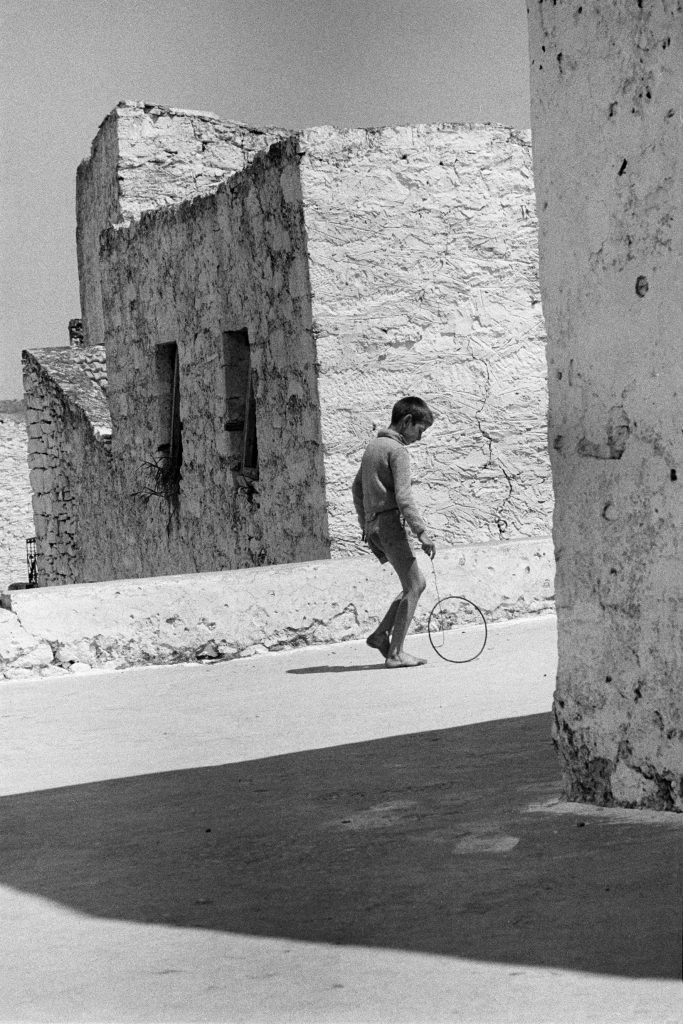 © Κωνσταντίνος Μάνος/ΜΟΥΣΕΙΟ ΜΠΕΝΑΚΗ. Από τη σειρά A Greek Portfolio | Αγόρι με τσέρκι, Κρήτη, δεκαετία 1960
